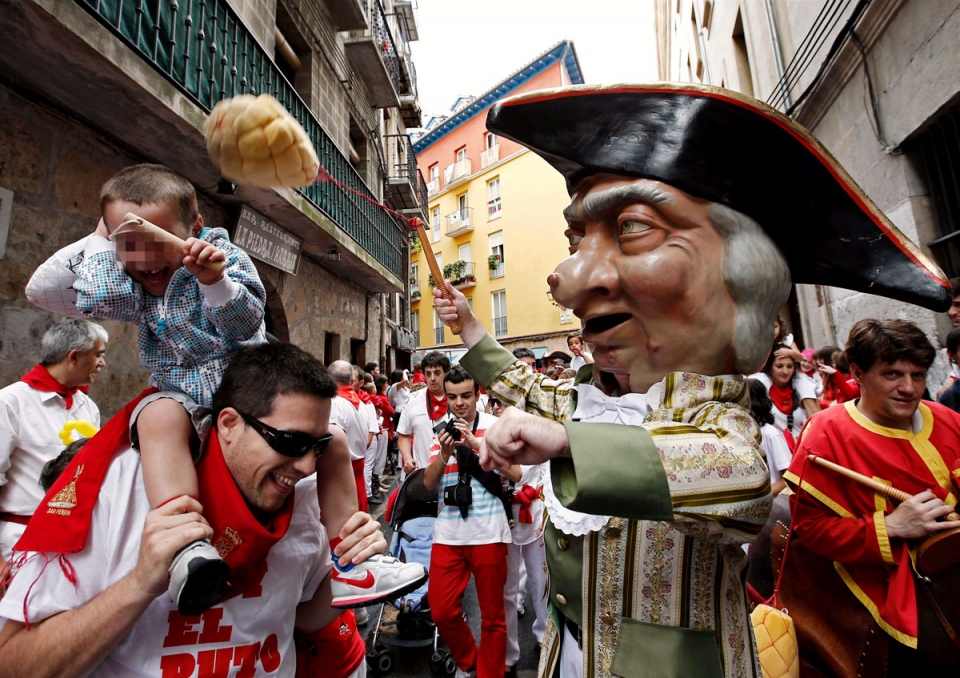 Cabezudos en Sanfermines. Foto: EFE