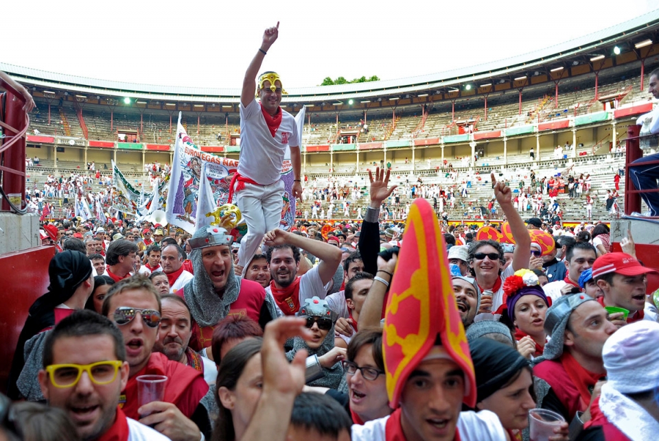 Las peñas se divierten cada tarda en la plaza de toros. EFE