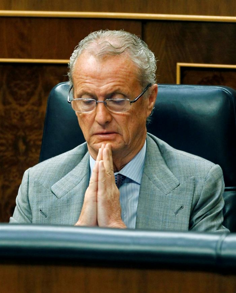 Pedro Morenes Defentsa ministroa, Rajoy entzuten.  (Argazkia: EFE)