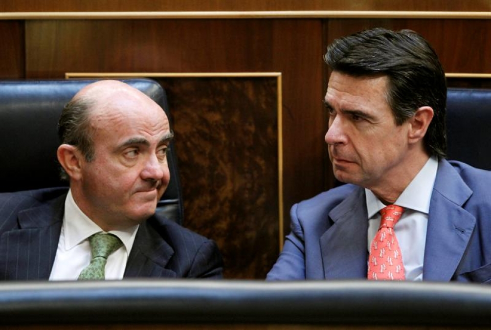 De Guindos eta Soria ministroak, Rajoy entzuten. (Argazkia: EFE)