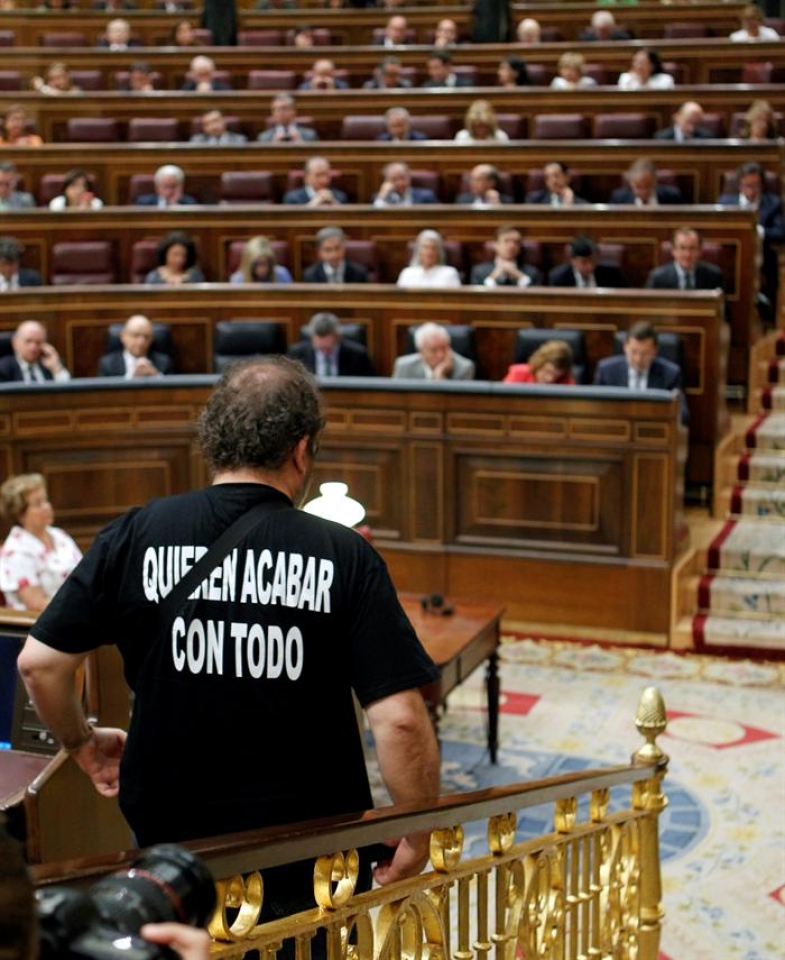 Chesús Yuste (Izquierda Plural), meatzarien aldeko kamiseta bat jantzita zeramala egin du bere agerraldia. (Argazkia: EFE)