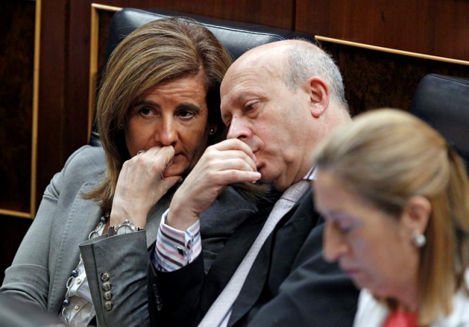 Fátima Báñez, José Ignacio Wert eta Ana Pastor ministrariak, beren eserlekuetan. (Argazkia: EFE)