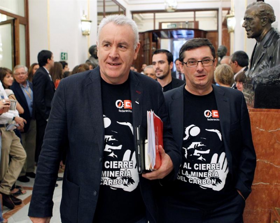 Cayo Lara (IU) eta José Luis Centella (Izquierda Plural), meatzarien aldeko kamisetak jantzita. (Argazkia: EFE)