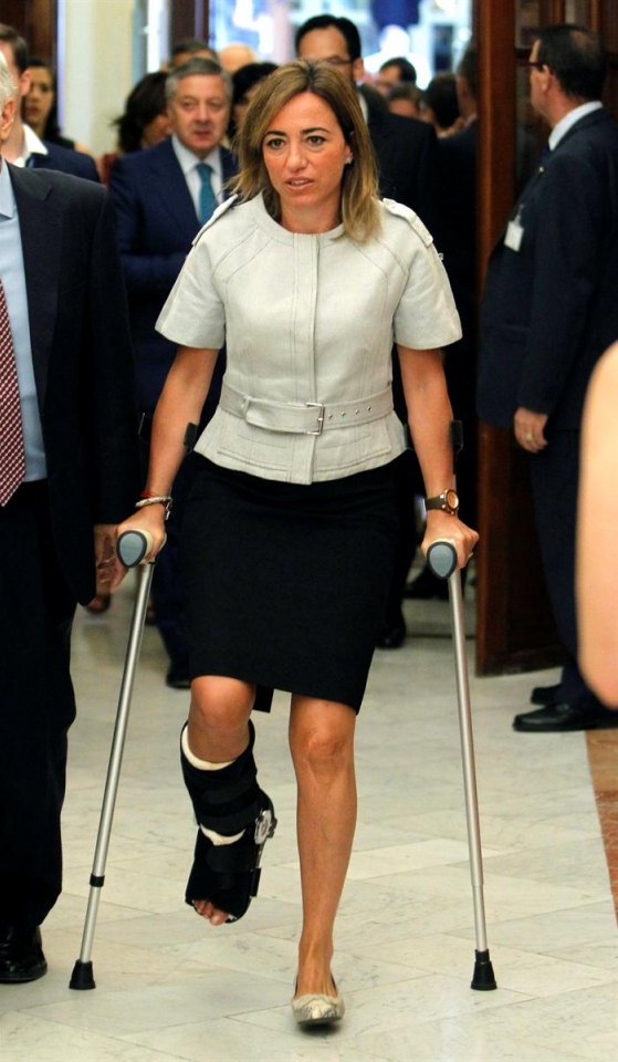 Carme Chacón (PSOE) makuluez lagunduta sartu da Kongresura. (Argazkia: EFE)