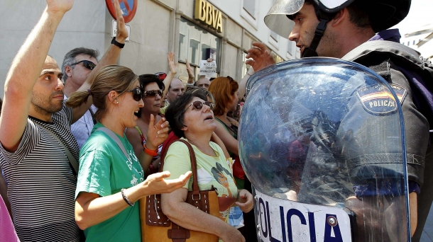 Varios funcionarios ante un Policia. Efe