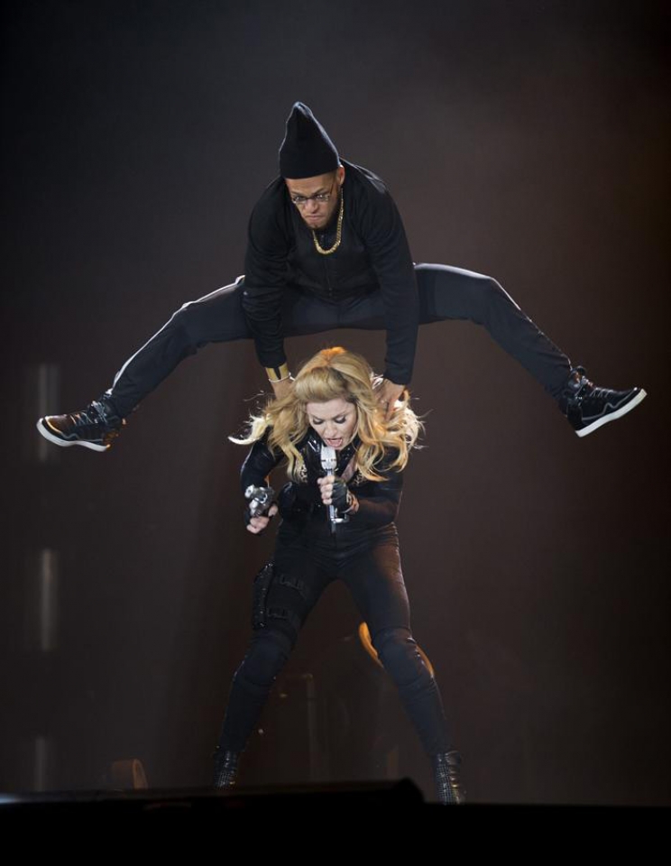 Dantzari ugari parte hartzen ari dira Madonnaren biran. Argazkia: EFE