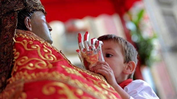 Un niño con el santo durante los sanfermines 2012. EITB