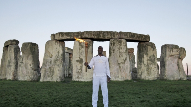 Michael Johnson lleva la antorcha olímpica a Stonehenge