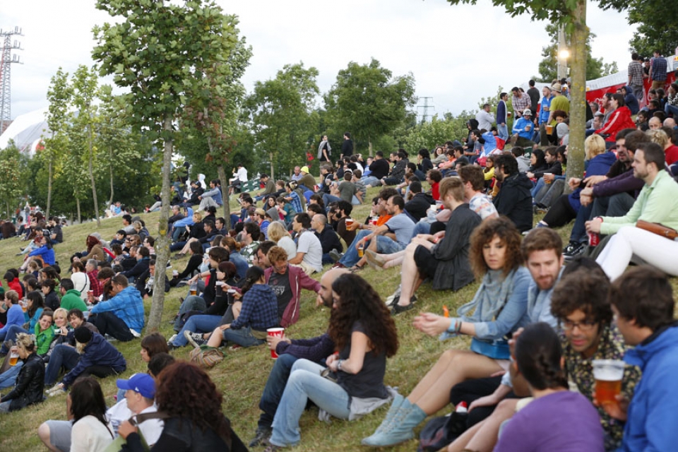 Público descansando en el Bilbao BBK Live. Foto: Hodei Madariaga