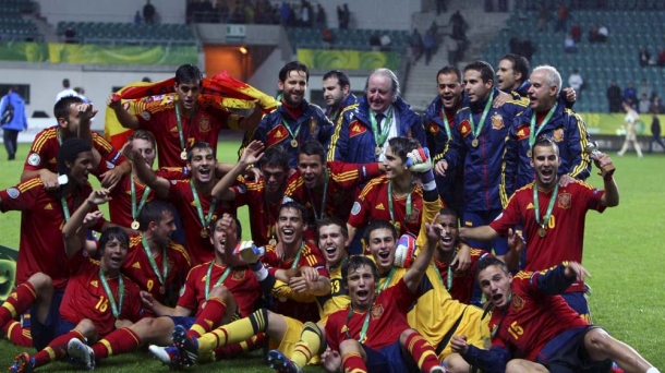 La selección española sub19 celebra el título. Foto: EFE