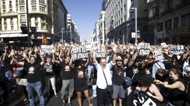 Funcionarios públicos, protestando por sus recortes de salario. Foto: EFE