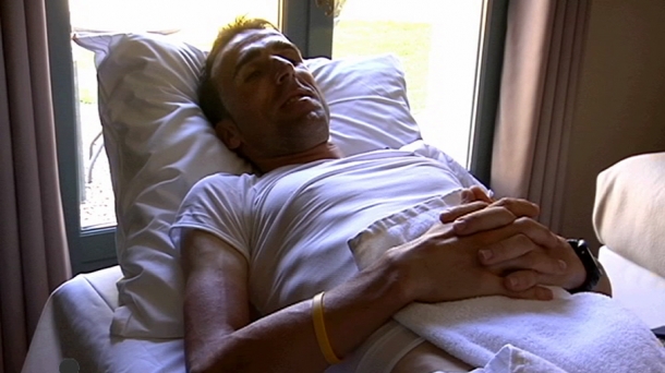 Haimar Zubeldia descansa con un masaje antes de los Pirineos