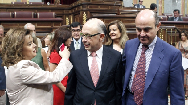 Saenz de Santamaria, Montoro eta De Guindos agurtzen.