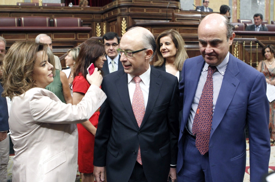 El ministro de Hacienda, Cristóbal Montoro junto a De Guindos Y Santamaria. EFE