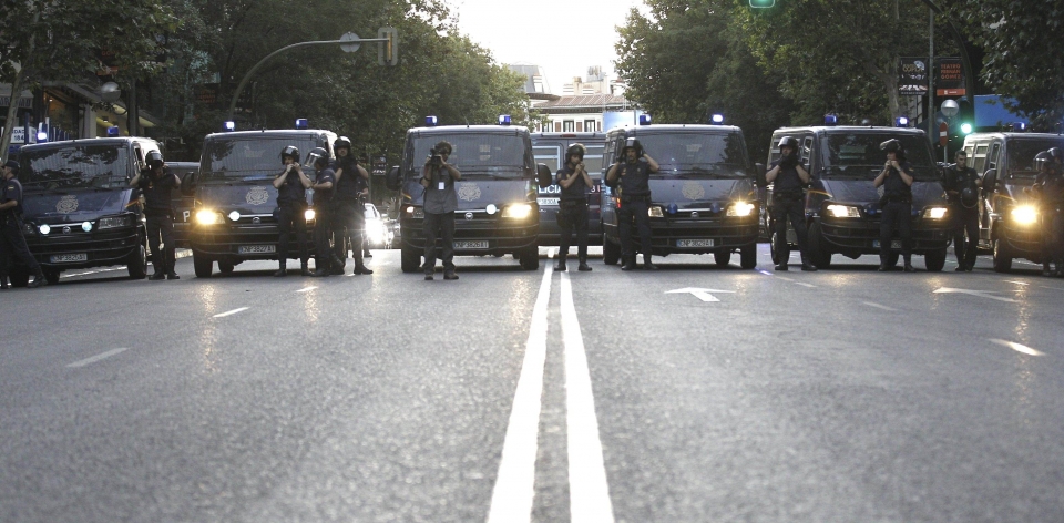 Polizia nazionalaren furgoiak.