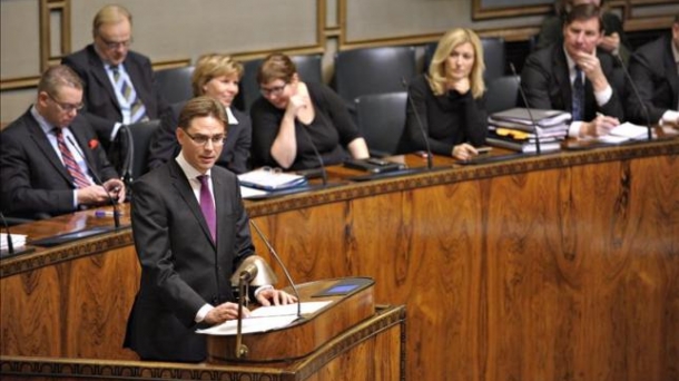 El Primer Ministro en el parlamento de Finlandia. Foto de archivo