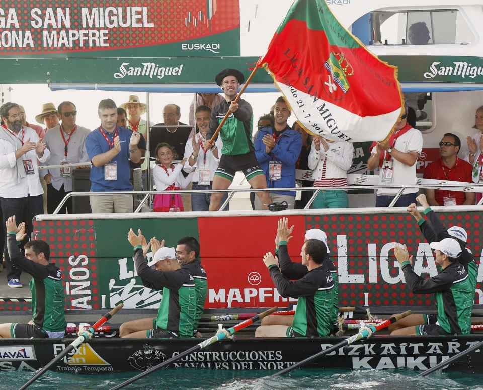 Kaiku con la Bandera de Ribamontan al Mar. EFE