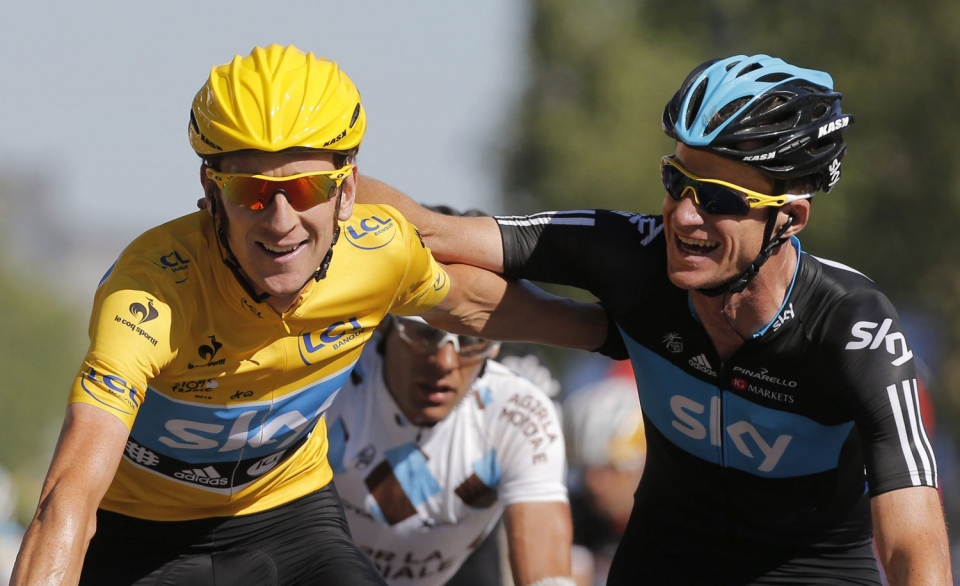 Wiggins celebra la victoria con un compañero en la última etapa. EFE