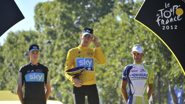 Wiiggins 2012ko Frantziako Tourreko podiumean, Chris Froome eta Vincenzo Nibali alboan dituela. EFE