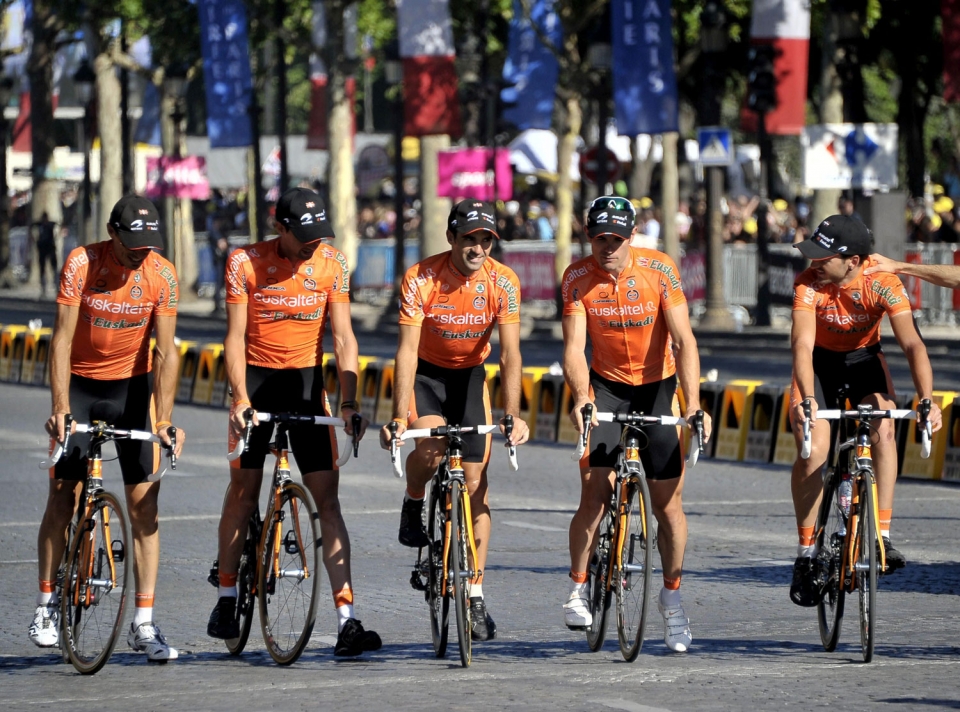 Los cinco corredores de Euskaltel-Euskadi que han terminado el Tour. EFE