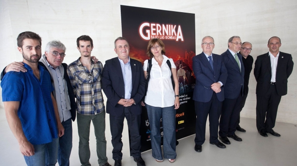 'Gernika bajo las bombas' telebistako filma aurkeztu dute
