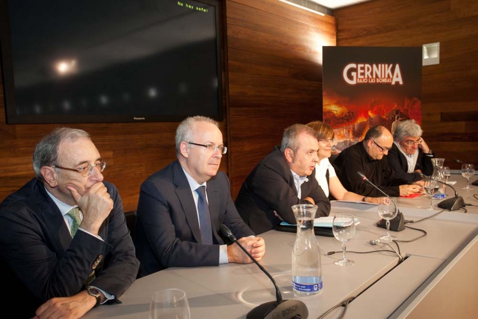 Los participantes de la presentación de 'Gernika bajo las bombas'. Foto: EITB