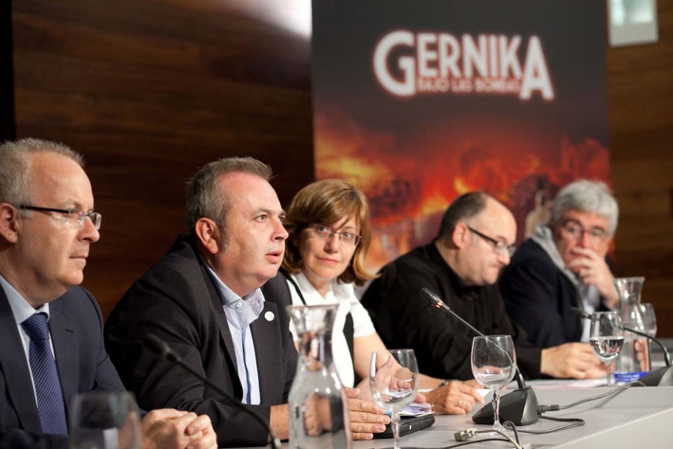 Ponentes de la presentación de 'Gernika bajo las bombas'. Foto: EITB