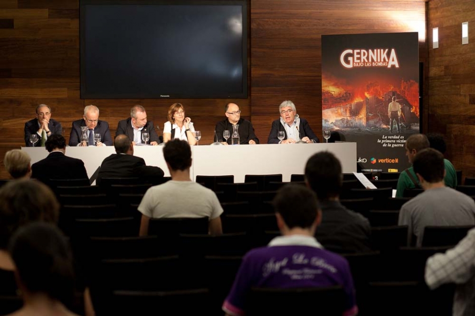 Foto del acto de presentación de 'Gernika bajo las bombas'. Foto: EITB