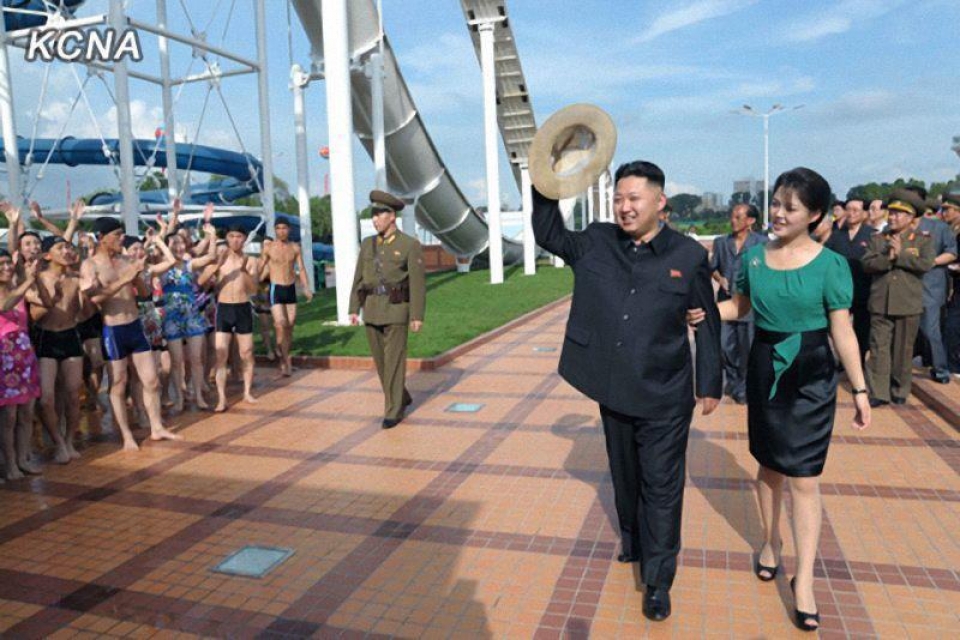 Ipar Koreako buruzagia bere emaztearekin desfilean. Argazkia: EFE