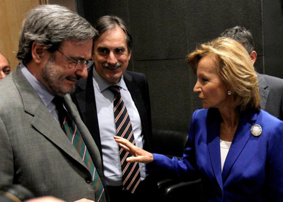 Defizita desbideratu egin zitekeela jakinarazi zion Salgadok Rajoyri