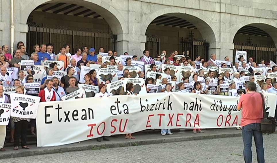Concentración de Etxerat en Azpeitia en la que se pidió la liberación de Iosu Uribetxebarria. EITB