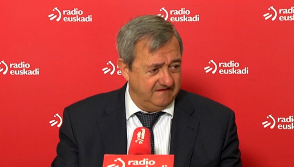 Carlos Aguirre, en los estudios de Radio Euskadi. Foto: EFE.