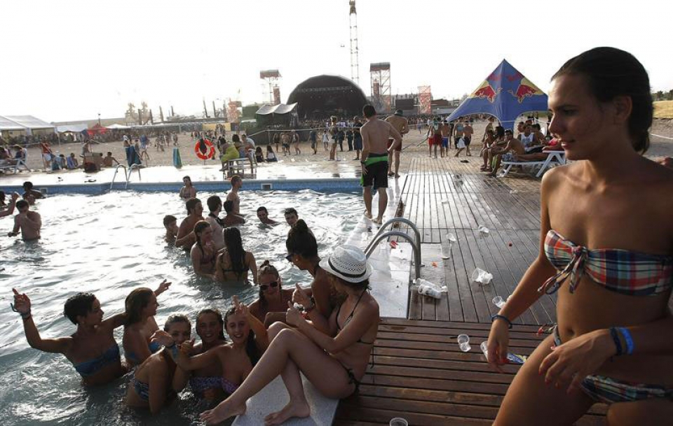 Jarraitzaileak igerilekuan sartu dira freskatzeko Arenal Sounden. Argazkia: EFE