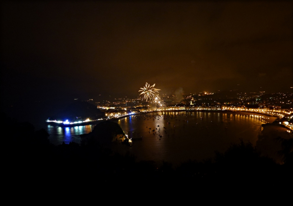 Fuegos artificiales en Donostia. Foto: etib.com