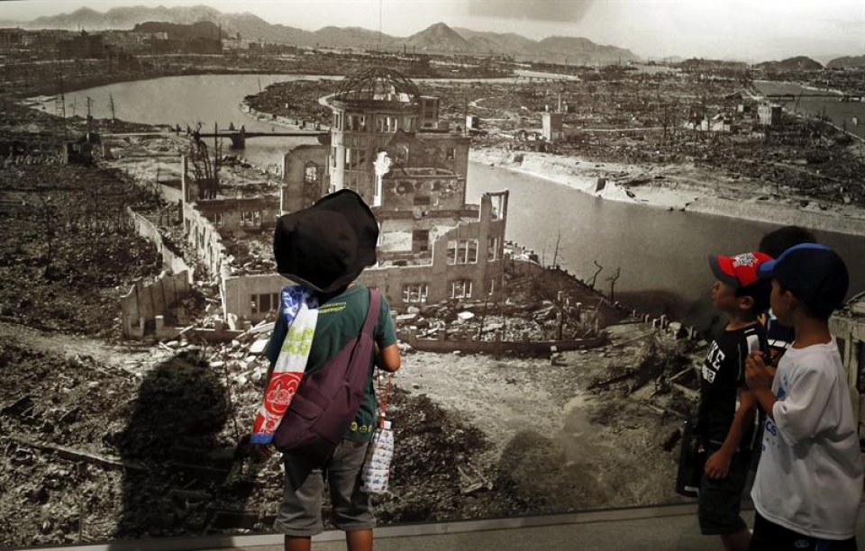 Niños observando una fotografía de la cuidad de Hiroshima. EFE