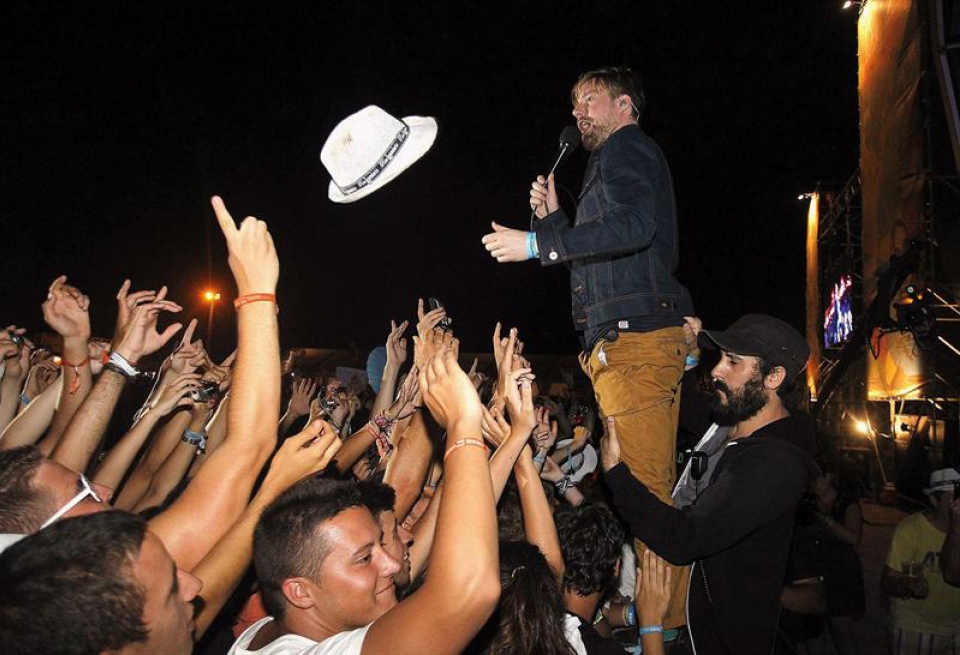 Publikokak primeran pasa zuen Kaiser Chiefsen doinuekin Arenal Sound jaialdian. Argazkia: EFE