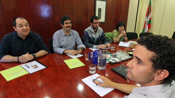 En la reunión han participado Pernando Barrena y Peio Urizar. Foto: EITB.