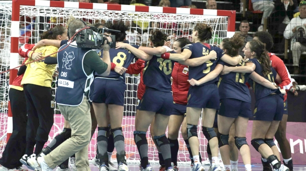 La selección española de balonmano femenino celebra su clasificación. Foto: EFE.