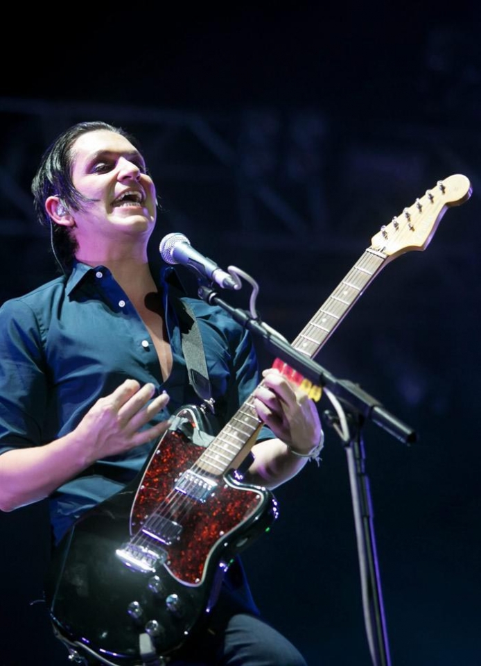 Brian Molko Placebo taldeko abeslari eta baxu-jotzailea, Budapesteko kontzertuan. Argazkia: EFE