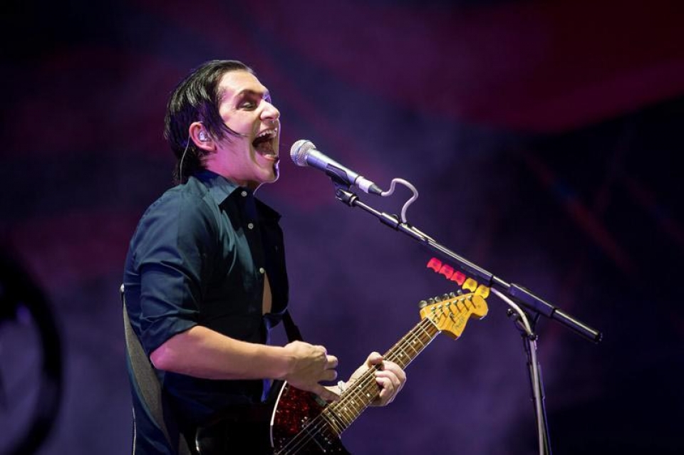 Brian Molko Placebo taldeko abeslari eta baxu-jotzailea, Budapesteko kontzertuan. Argazkia: EFE