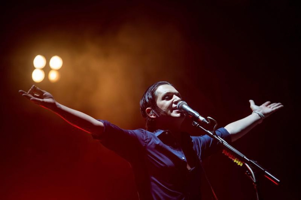 Brian Molko Placebo taldeko abeslari eta baxu-jotzailea, Budapesteko kontzertuan. Argazkia: EFE