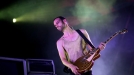 El bajista de Placebo, Stefan Olsdal, en el concierto de Budapest. Foto: EFE title=