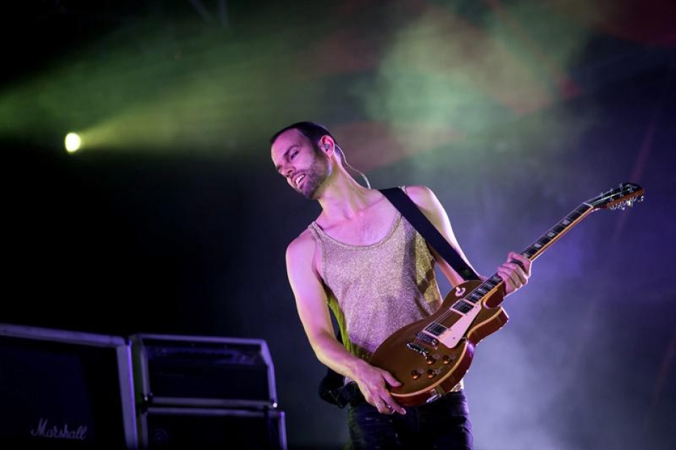 Stefan Olsdal Placebo taldeko baxu-jotzailea, Budapesten eskainitako kontzertuan. Argazkia: EFE