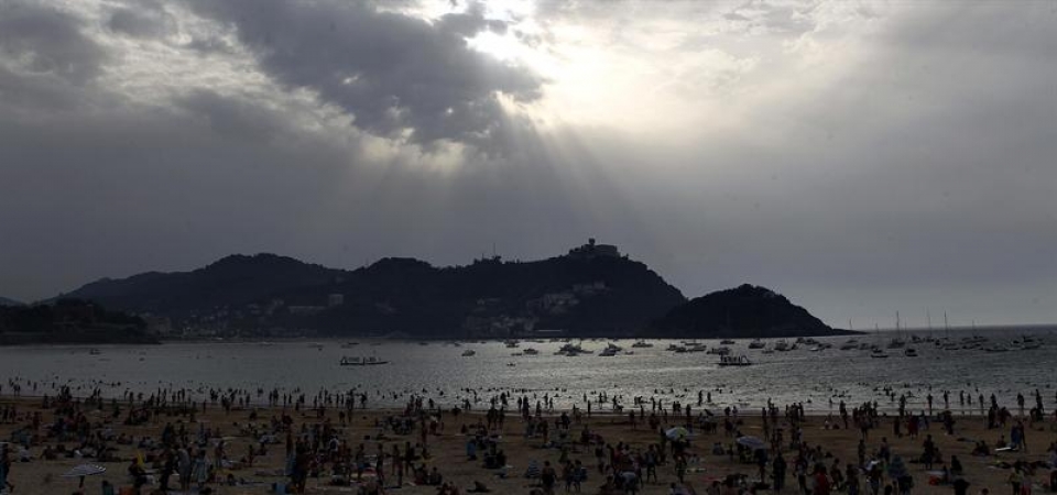 Playa de la Concha, en Donostia. EFE