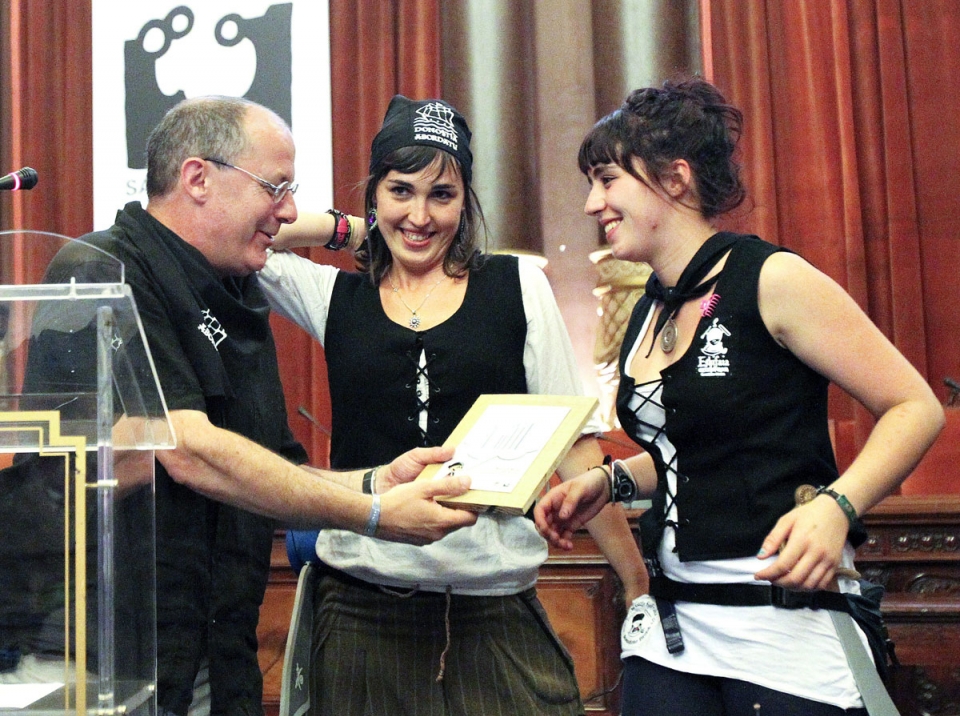 Juan Carlos Izagirre entrega una placa conmemorativa a Donostiako Piratak. Foto: EFE