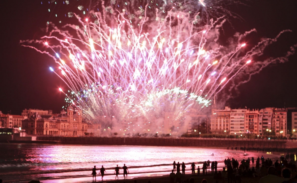 Fuegos artificiales en el cielo de Donostia. Foto: EFE