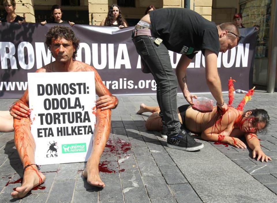 Zezenak protesta | Zezenen kontrakoek protesta egin dute Donostian