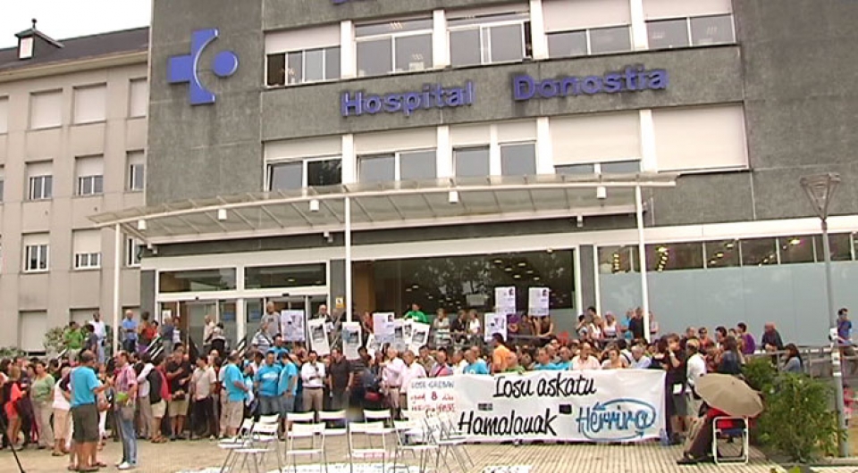 Protesta ante el Hospital Donostia, donde se encuentra Josu Uribetxebarria. Foto: EITB