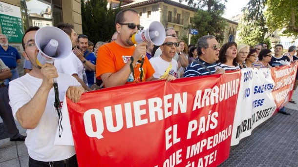 Protesta de CCOO y UGT en Vitoria-Gasteiz contra los recortes. EFE