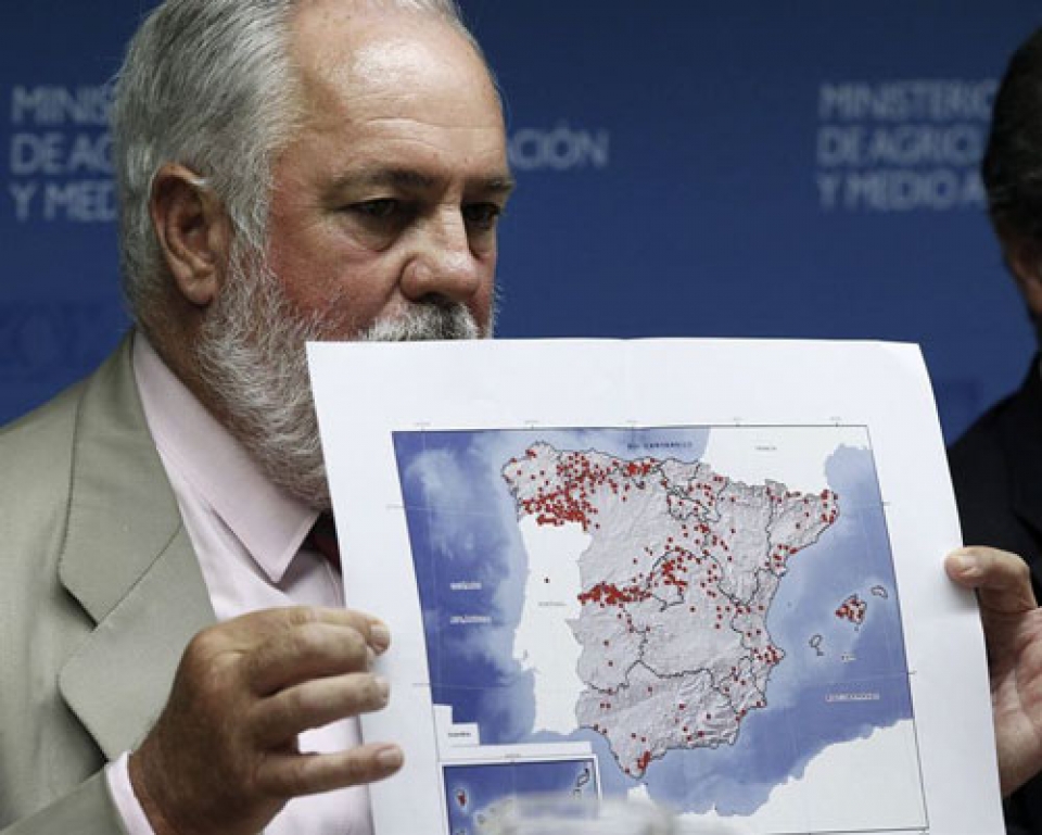 Cañete pide evaluar si son suficientes los medios contra incendios